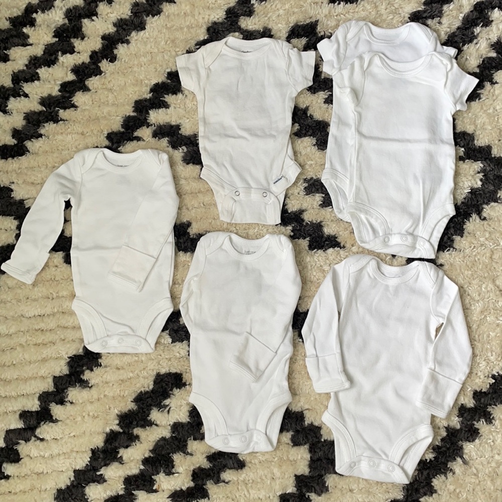New ⭐️ Set of 6 Baby White Onesies / Bodysuits Size Newborn NB - Carter’s Gerber
